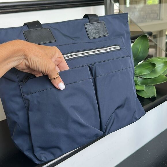 Fossil Navy Nylon Shoulder Tote Bag – Travel, Gym, Diaper Bag – Like New - Picture 4 of 10